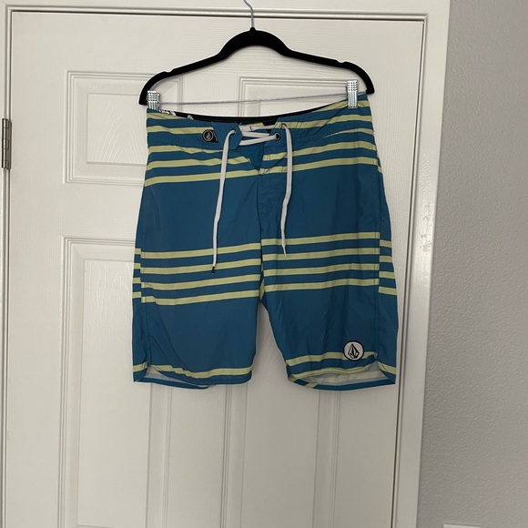 Volcom swimtrunks - Picture 1 of 2